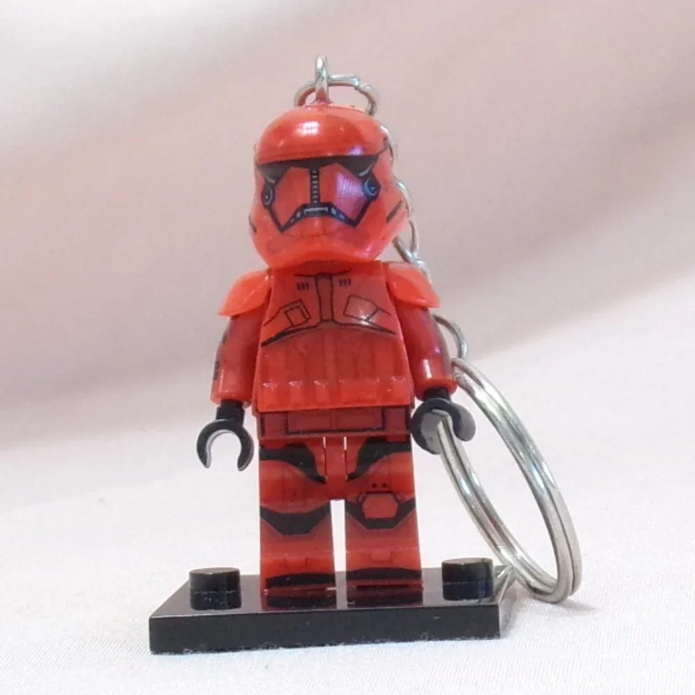 MINIFIGURE KEYCHAIN Star Wars- Clone Trooper Stormtrooper w/Blaster Charm +Stand